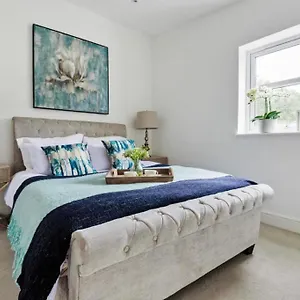  Holiday home Amazing 3 Bed Interior Designed House With Garden - 114 The Hervey United Kingdom